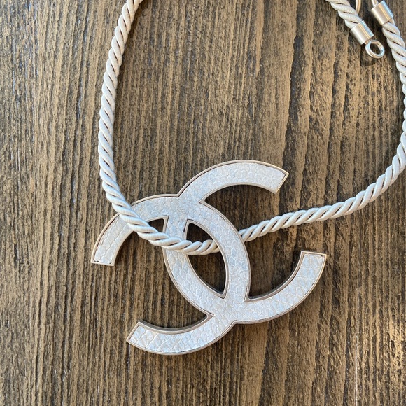 CHANEL Necklace. Spring 2008. Oversized CC logo in python skin and gold hardware - Picture 2 of 12